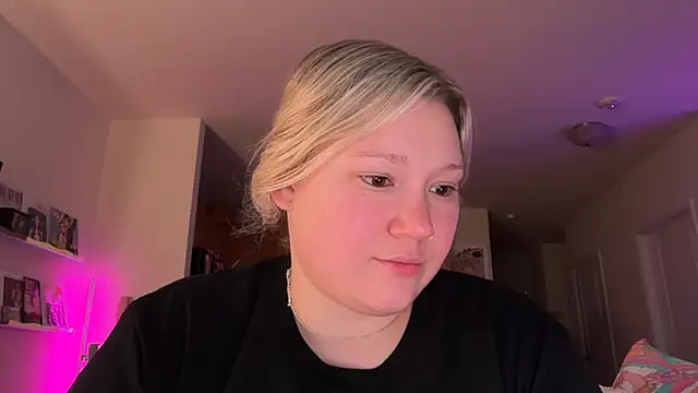 Snapshot of PiggyRose chatting on August 4, 12:25 am PiggyRose online show from August 4, 12:25 am