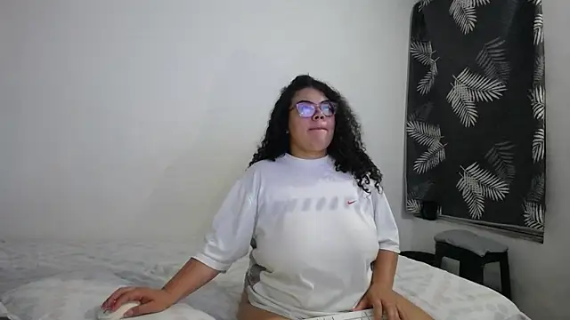 mabigomez00 online show from April 29, 9:13 am