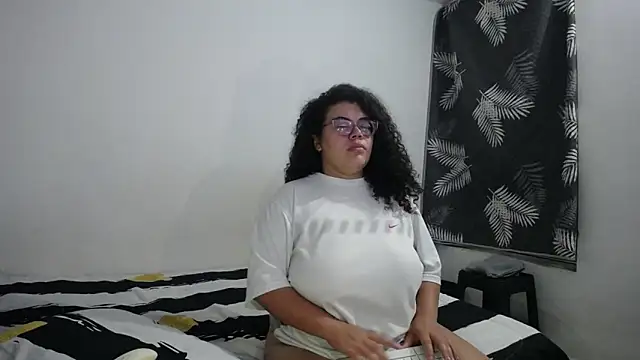 Snapshot of mabigomez00 chatting on May 16, 9:17 am mabigomez00 online show from May 16, 9:17 am