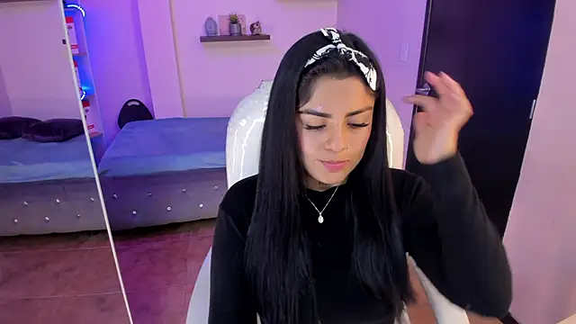 Snapshot of Catalinaa_martinez chatting on December 18, 6:35 pm Catalinaa martinez online show from December 18, 6:35 pm