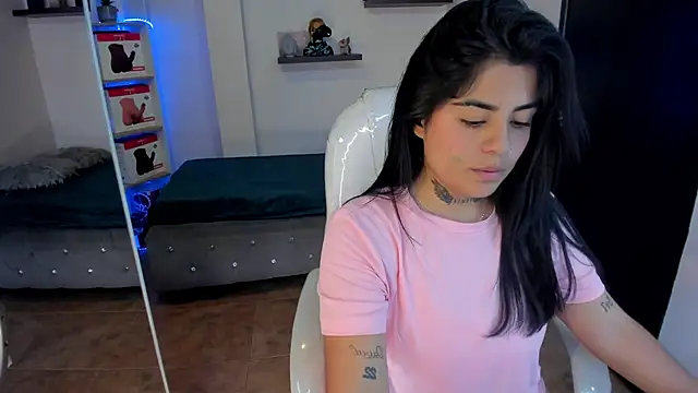 Snapshot of Catalinaa_martinez chatting on February 15, 8:43 pm Catalinaa martinez online show from February 15, 8:43 pm
