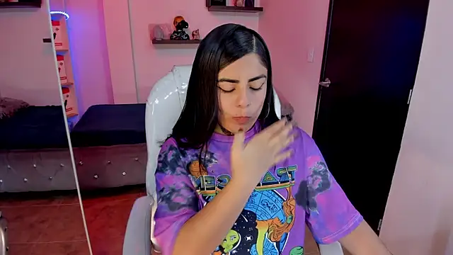 Snapshot of Catalinaa_martinez chatting on February 21, 8:38 pm Catalinaa martinez online show from February 21, 8:38 pm