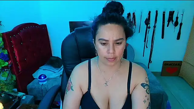 Snapshot of elektra_32 chatting on March 3, 4:36 am elektra 32 online show from March 3, 4:36 am