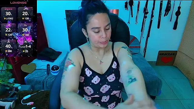 Snapshot of elektra_32 chatting on March 18, 1:20 pm elektra 32 online show from March 18, 1:20 pm