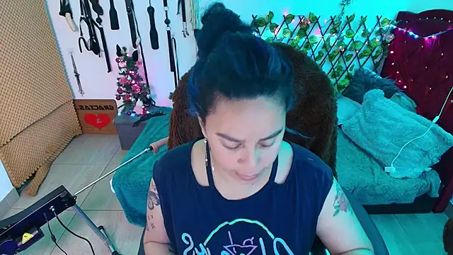 Snapshot of elektra_32 chatting on December 18, 7:09 pm elektra 32 online show from December 18, 7:09 pm