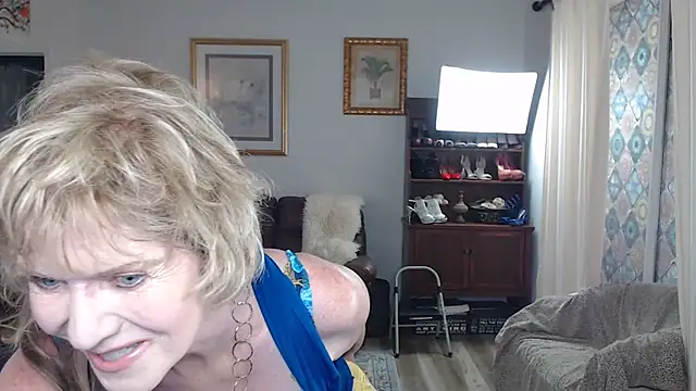 SindeeDix online show from September 26, 6:45 pm