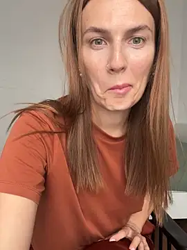 Snapshot of BritneyHall chatting on June 1, 9:33 am BritneyHall online show from June 1, 9:33 am