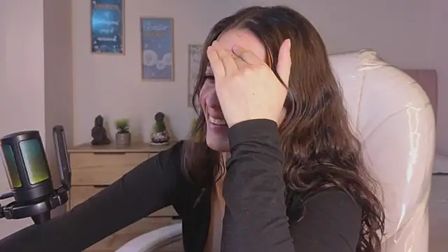 Amaia Daniells online show from January 14, 3:56 am