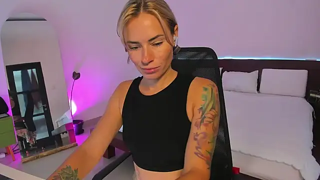 Snapshot of holy_khloe chatting on February 13, 2:23 am holy khloe online show from February 13, 2:23 am