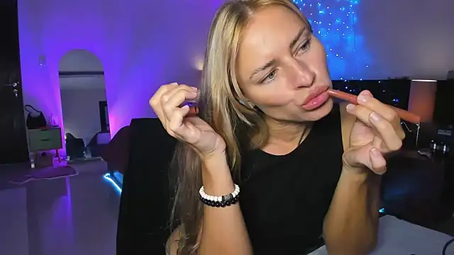 Snapshot of holy_khloe chatting on March 3, 10:17 am holy khloe online show from March 3, 10:17 am