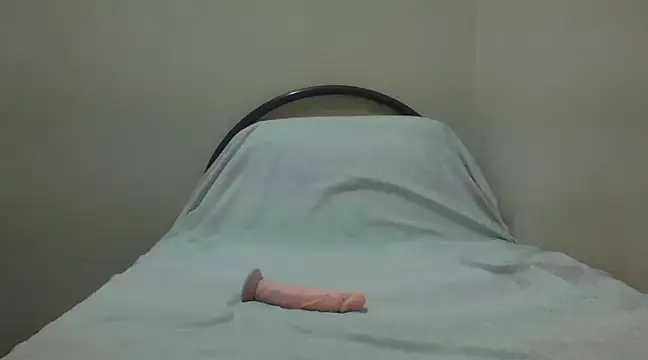 Snapshot of Annerae chatting on February 8, 5:18 pm Annerae online show from February 8, 5:18 pm