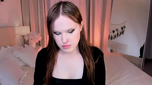 Snapshot of EffieMinki chatting on June 18, 10:03 pm EffieMinki online show from June 18, 10:03 pm