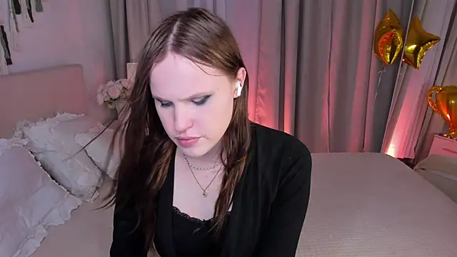 Snapshot of EffieMinki chatting on June 30, 9:27 pm EffieMinki online show from June 30, 9:27 pm