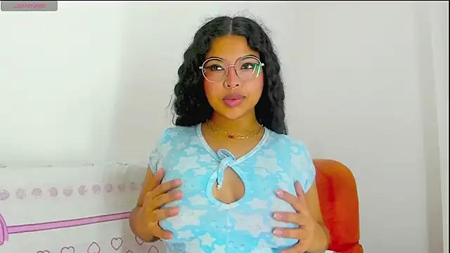 Snapshot of moana_taylor chatting on May 17, 10:33 am moana taylor online show from May 17, 10:33 am