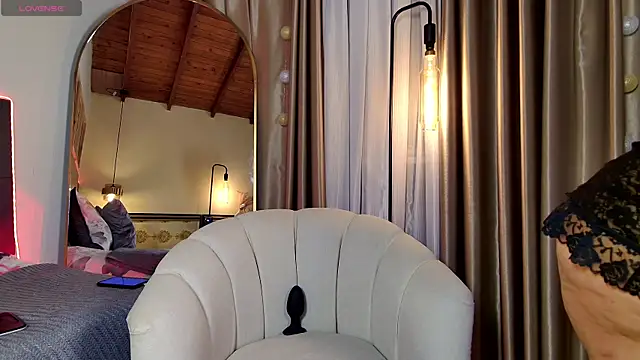 Snapshot of Madissononee chatting on July 19, 2:15 am Madissononee online show from July 19, 2:15 am