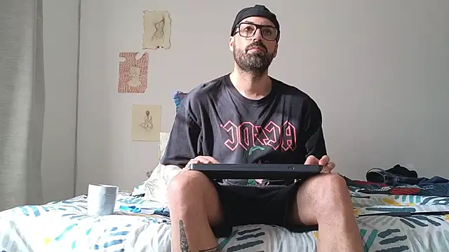 Snapshot of MattxFeet chatting on May 8, 12:32 pm MattxFeet online show from May 8, 12:32 pm