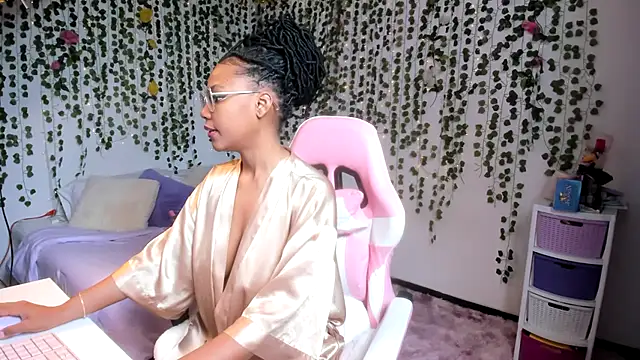 Snapshot of violeta_milleer chatting on November 7, 3:34 pm violeta milleer online show from November 7, 3:34 pm