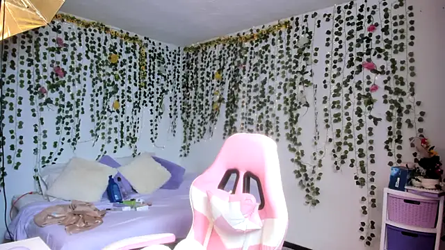 Snapshot of violeta_milleer chatting on November 27, 5:37 pm violeta milleer online show from November 27, 5:37 pm