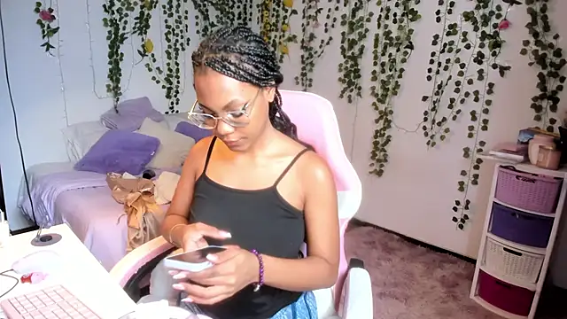 Snapshot of violeta_milleer chatting on June 4, 4:13 pm violeta milleer online show from June 4, 4:13 pm