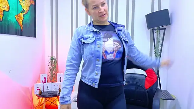 Snapshot of Britney_taylor_ chatting on December 15, 9:08 pm Britney taylor online show from December 15, 9:08 pm