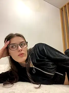 little belucci online show from November 12, 1:44 pm