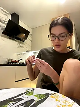 little belucci online show from December 1, 3:06 pm