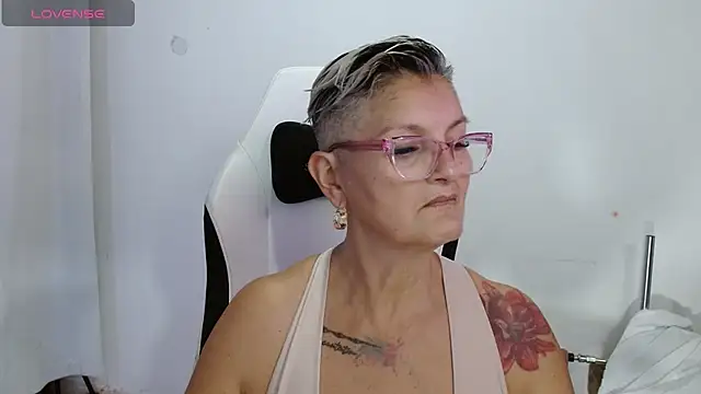 Snapshot of bety-cum2 chatting on May 8, 11:54 pm bety-cum2 online show from May 8, 11:54 pm