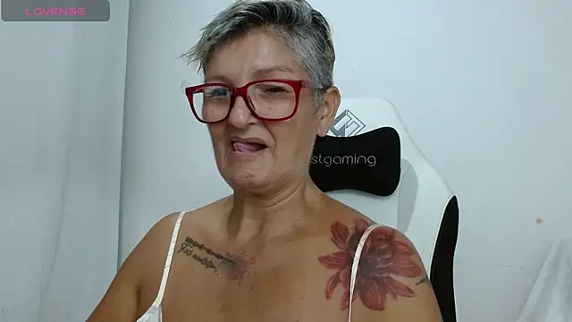 Snapshot of bety-cum2 chatting on June 3, 8:47 pm bety-cum2 online show from June 3, 8:47 pm