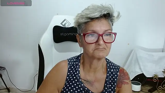 Snapshot of bety-cum2 chatting on June 4, 11:22 pm bety-cum2 online show from June 4, 11:22 pm