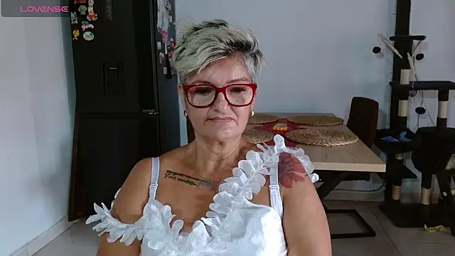 Snapshot of bety-cum2 chatting on June 15, 1:35 pm bety-cum2 online show from June 15, 1:35 pm