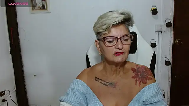 Snapshot of bety-cum2 chatting on June 21, 10:51 am bety-cum2 online show from June 21, 10:51 am