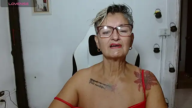 Snapshot of bety-cum2 chatting on June 23, 12:47 pm bety-cum2 online show from June 23, 12:47 pm