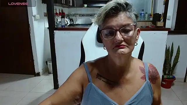Snapshot of bety-cum2 chatting on June 25, 10:47 pm bety-cum2 online show from June 25, 10:47 pm