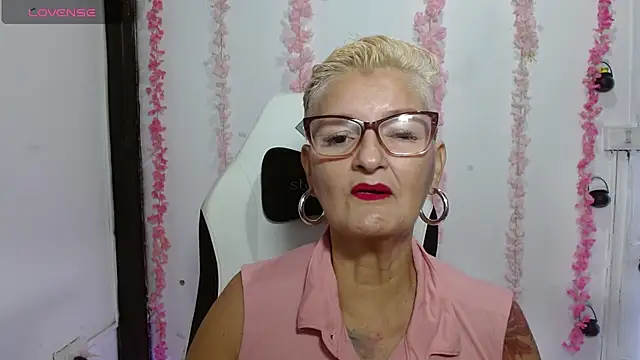 Snapshot of bety-cum2 chatting on July 3, 12:44 pm bety-cum2 online show from July 3, 12:44 pm