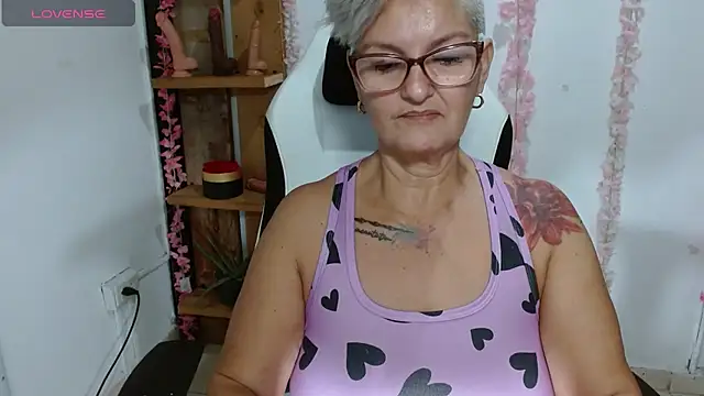 Snapshot of bety-cum2 chatting on July 15, 10:53 am bety-cum2 online show from July 15, 10:53 am