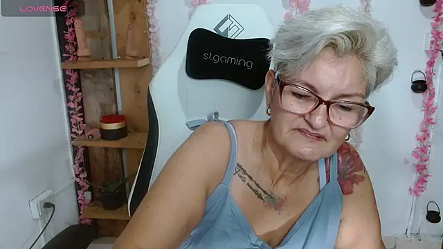 Snapshot of bety-cum2 chatting on July 20, 5:37 pm bety-cum2 online show from July 20, 5:37 pm