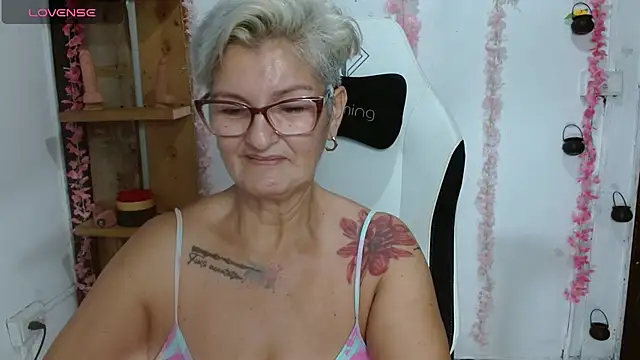 Snapshot of bety-cum2 chatting on July 22, 11:46 am bety-cum2 online show from July 22, 11:46 am