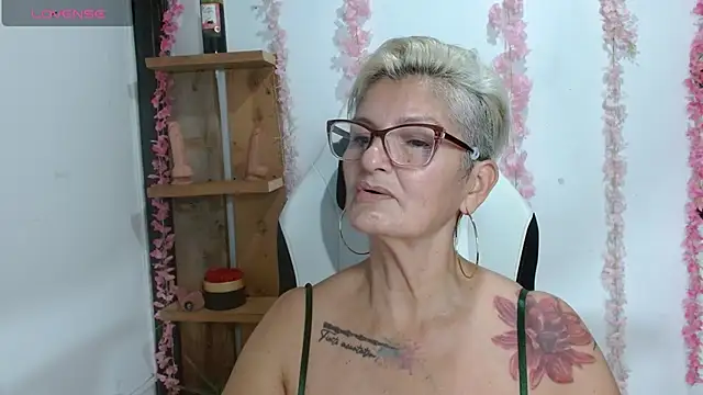Snapshot of bety-cum2 chatting on July 26, 12:52 am bety-cum2 online show from July 26, 12:52 am