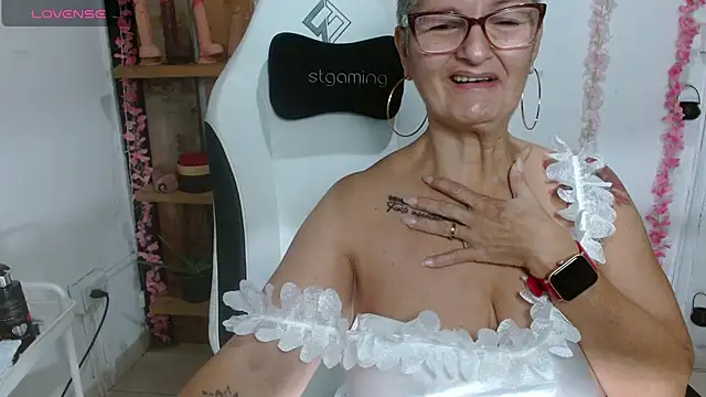 Snapshot of bety-cum2 chatting on July 27, 12:01 pm bety-cum2 online show from July 27, 12:01 pm