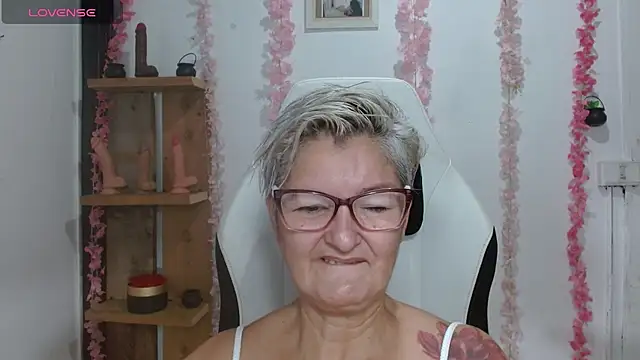 Snapshot of bety-cum2 chatting on August 4, 2:19 pm bety-cum2 online show from August 4, 2:19 pm