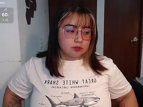 Snapshot of yini_angel chatting on June 4, 2:39 am yini angel online show from June 4, 2:39 am