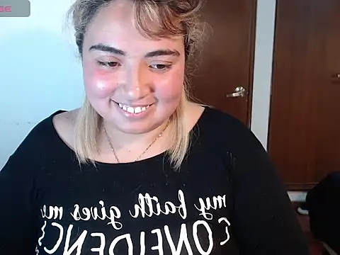 Snapshot of yini_angel chatting on June 6, 1:11 am yini angel online show from June 6, 1:11 am