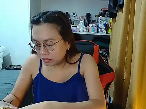 Snapshot of crizzybel chatting on February 10, 10:03 pm crizzybel online show from February 10, 10:03 pm