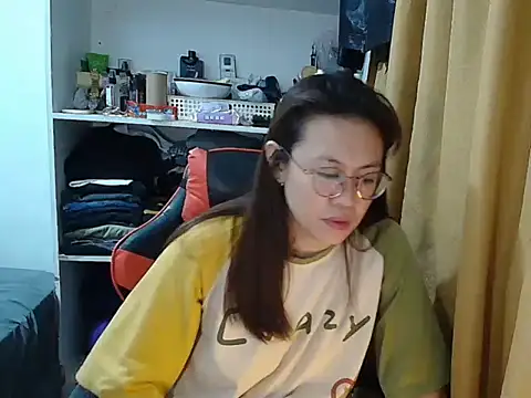 Snapshot of crizzybel chatting on February 15, 6:10 am crizzybel online show from February 15, 6:10 am