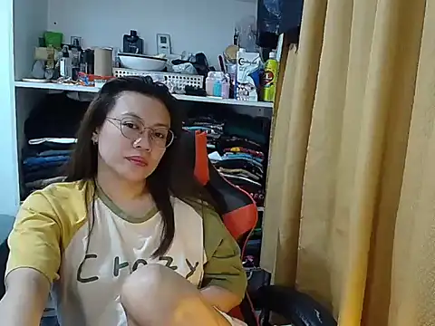 Snapshot of crizzybel chatting on February 15, 7:51 am crizzybel online show from February 15, 7:51 am