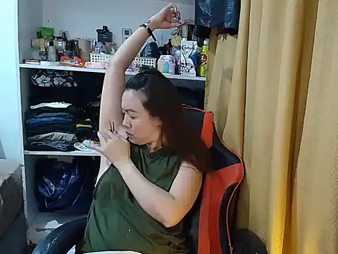 Snapshot of crizzybel chatting on February 19, 4:47 pm crizzybel online show from February 19, 4:47 pm