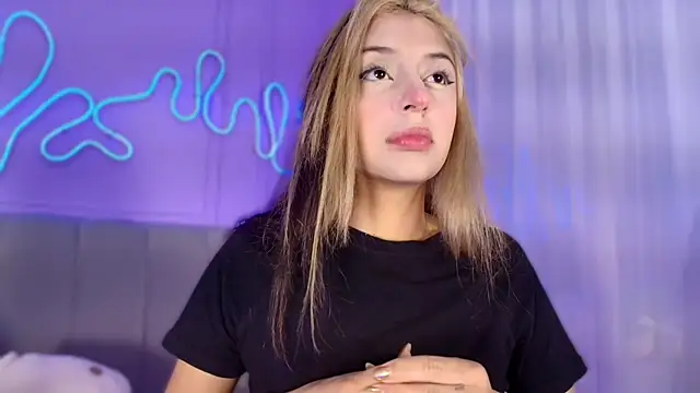 Snapshot of Sofly_s chatting on June 4, 12:00 pm Sofly s online show from June 4, 12:00 pm