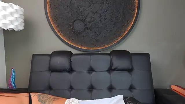 miss vaiolette online show from February 27, 11:10 am