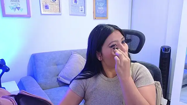 annylouis online show from December 14, 7:18 pm