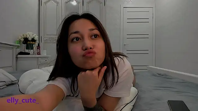 Snapshot of Elly_Cute chatting on December 10, 9:54 pm Elly Cute online show from December 10, 9:54 pm